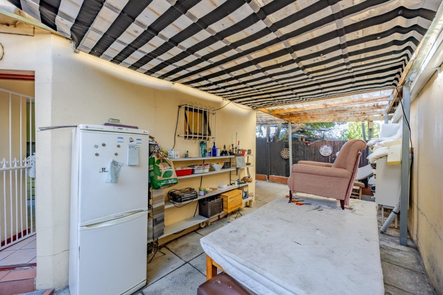 5 Bedroom Property for Sale in Lakeside Western Cape